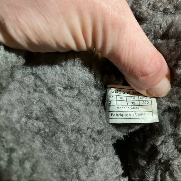 Girls UGG faux fur lined suede lace-up boots, black, size 2, EUC - Picture 2 of 6